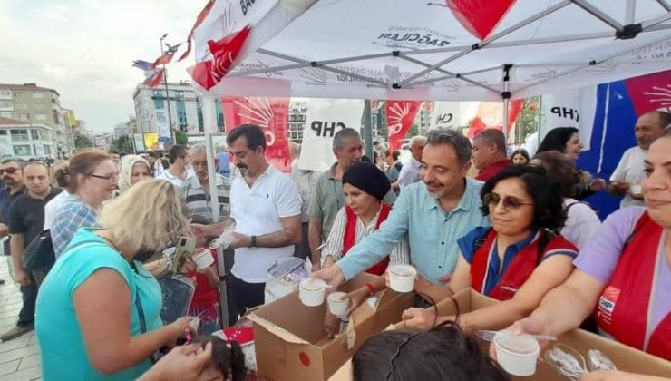 CHP Bağcılar Meydanda Aşure Dağıttı
