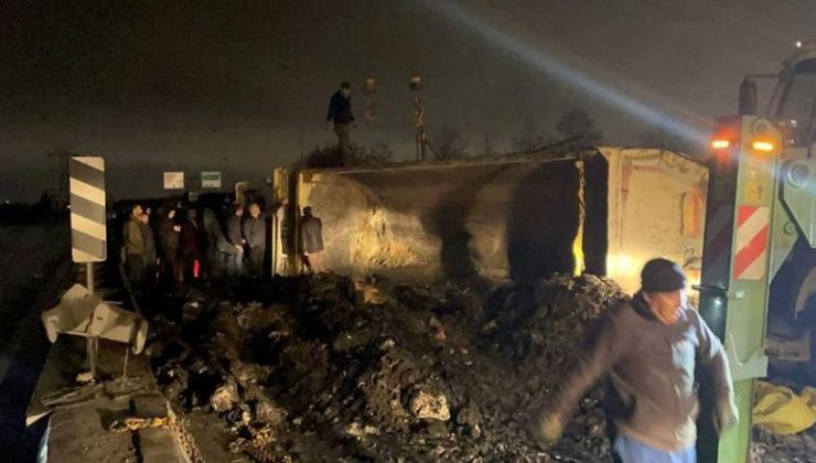 Bağcılar’da hafriyat kamyonu devrildi, cadde trafiğe kapatıldı