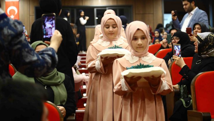 <strong>15 kız hafız, taçlarını taktı</strong>