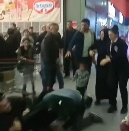 212 Alışveriş Merkezinde yumruk yumruğa birbirlerine girdiler! Kavga gerekçesi ‘pes’ dedirtti