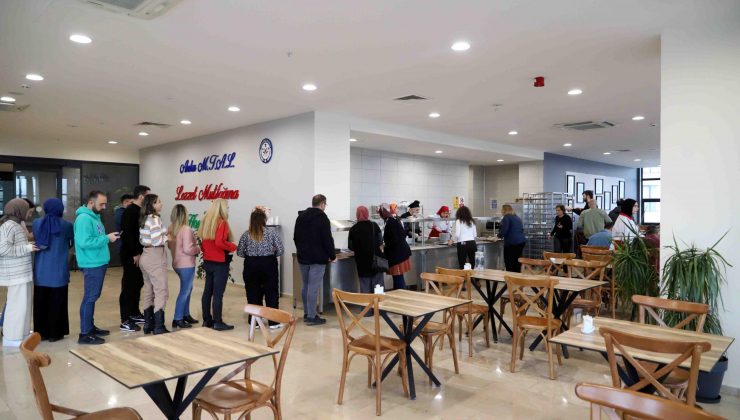 Liseli öğrenciler mutfakta döktürüyor