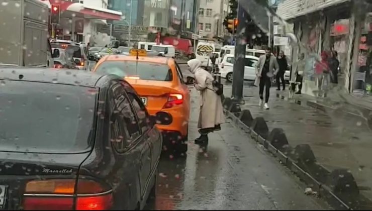 Bağcılar’da müşteri seçen taksici böyle görüntülendi