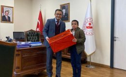 Bağış yapan minik Salih’e Kymakam Uçgun’dan hediye