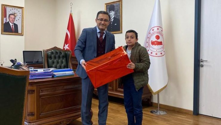 Bağış yapan minik Salih’e Kymakam Uçgun’dan hediye