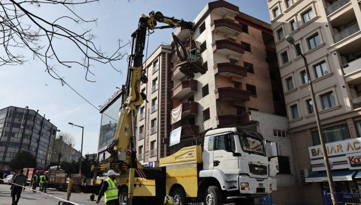 Görüntüsüyle sosyal medyada gündem olan o bina yıkıldı
