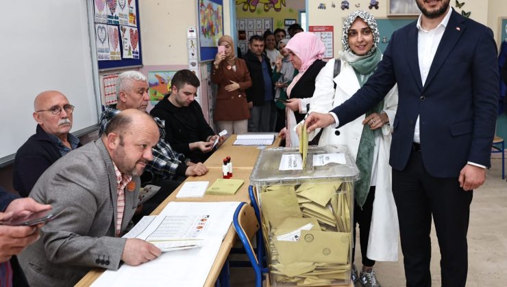 Bağcılar Belediye Başkanı Abdullah Özdemir, eşiyle birlikte oy kullandı