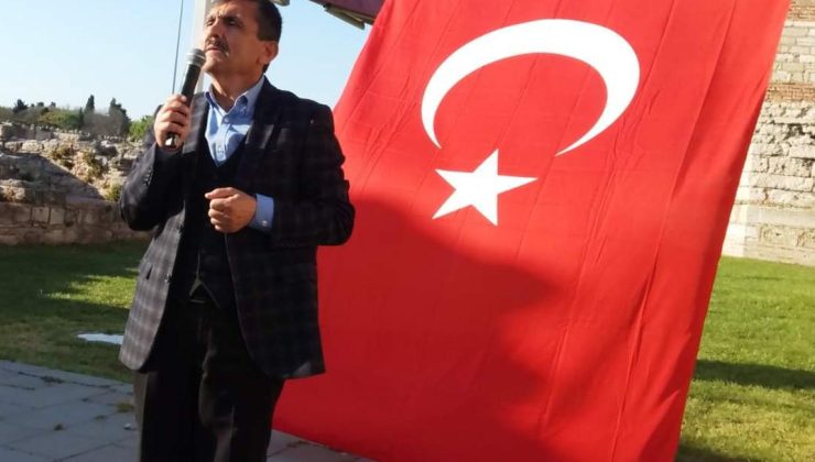 Karakoç: “Üç hilalli bayrak boynu bükük kalmasın”