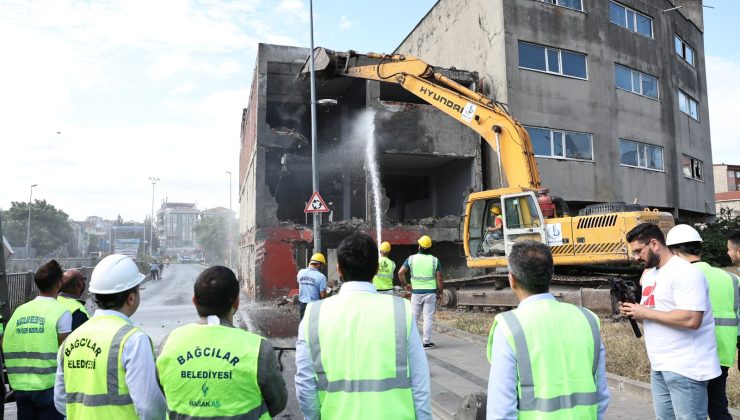 Fatih Mahallesi’ndeki 33 yıllık bina yıkıldı