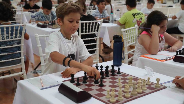 Satranç turnuvasında minikler, yeteneklerini sergiledi