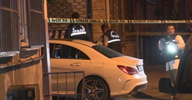 Bağcılar’da otomobile silahlı saldırı: Yaralanan kişi olay yerinden kaçtı