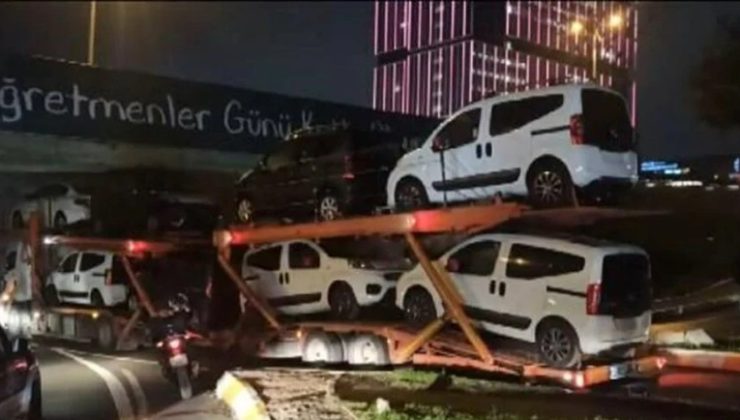 Bağcılar’da Otomobil Taşıyan TIR Alt Geçitte Sıkıştı