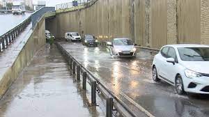 Bağcılar’da fırtınayla birlikte sağanak yağış