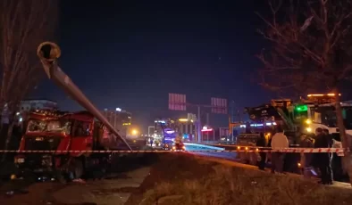Bağcılar’da kaza! Hafriyat kamyonu aydınlatma direğine çarptı