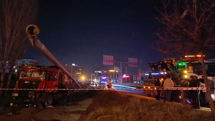 Bağcılar’da kaza! Hafriyat kamyonu aydınlatma direğine çarptı