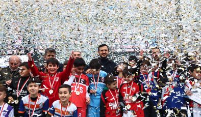 Çocuklar yarıyıl tatilini “Bağcılar’ın Yıldızları Futbol Turnuvası’nda” değerlendirdi 