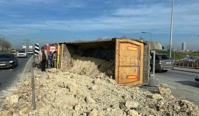 Bağcılar’da hafriyat kamyonu devrildi! Dorsedeki kumlar yola saçıldı
