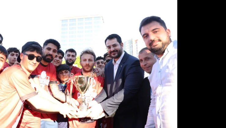 ŞAMPİYON BAĞCILAR GÜNEŞLİ ŞAMPİYONLUK KUPASINI KALDIRDI