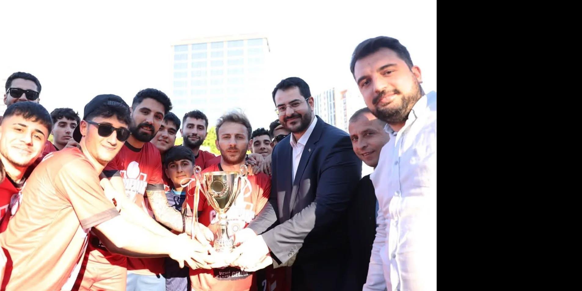 ŞAMPİYON BAĞCILAR GÜNEŞLİ ŞAMPİYONLUK KUPASINI KALDIRDI