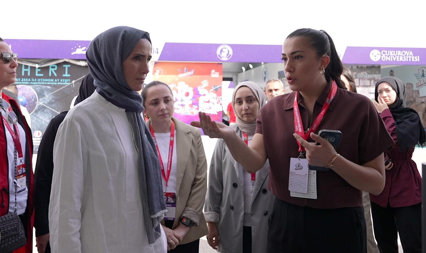 Sümeyye Erdoğan Bayraktar Engelliler Sarayı standını ziyaret etti