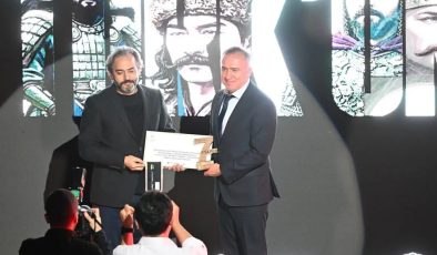 Bağcılar Belediyesi personeli Elvan Ezber, en iyi senaryo ödülünü aldı